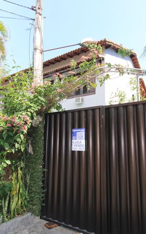 Casa de condomínio à venda com 1500m², 4 quartos e 3 vagasPlaca