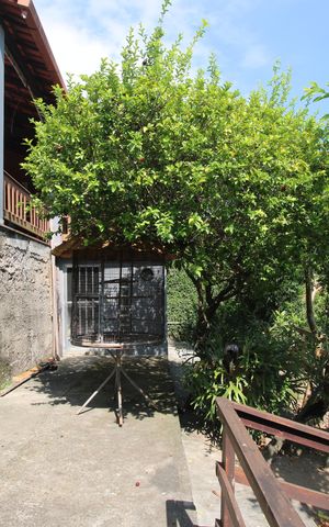 Casa de condomínio à venda com 1500m², 4 quartos e 3 vagasFundos da casa - Edícula