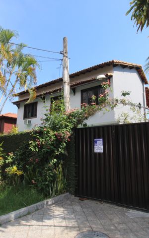 Casa de condomínio à venda com 1500m², 4 quartos e 3 vagasPlaca