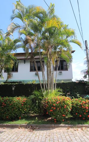 Casa de condomínio à venda com 1500m², 4 quartos e 3 vagasFachada