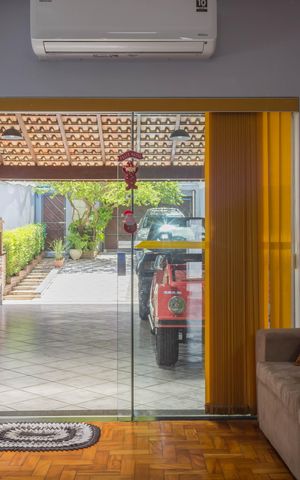 Casa à venda com 263m², 4 quartos e 6 vagas Casa à venda com 263m², 4 quartos e 6 vagasSala