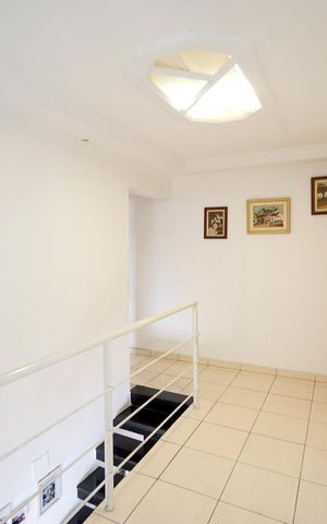 Casa à venda com 150m², 4 quartos e 1 vaga Casa à venda com 150m², 4 quartos e 1 vagaHall da escada