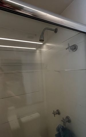 Apartamento à venda com 74m², 2 quartos e 2 vagas Apartamento à venda com 74m², 2 quartos e 2 vagasBanheiro da Suíte