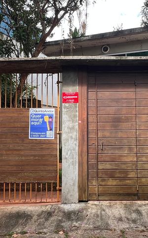 Casa à venda com 110m², 2 quartos e 2 vagas Casa à venda com 110m², 2 quartos e 2 vagasFachada
