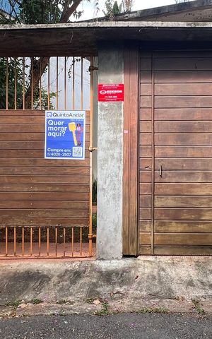 Casa à venda com 110m², 2 quartos e 2 vagas Casa à venda com 110m², 2 quartos e 2 vagasFachada