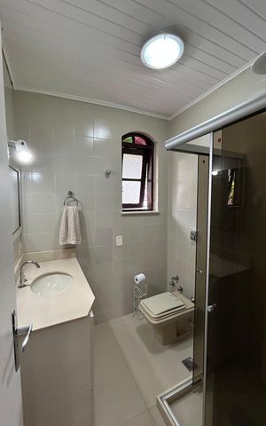 Casa de condomínio à venda com 600m², 4 quartos e 4 vagas Casa de condomínio à venda com 600m², 4 quartos e 4 vagasBanheiro