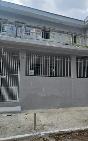 Casa à venda com 130m², 1 quarto e 2 vagas Casa à venda com 130m², 1 quarto e 2 vagasFachada