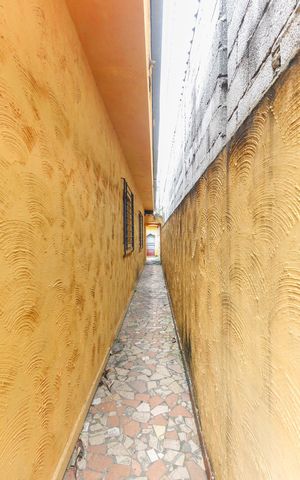 Casa à venda com 450m², 5 quartos e 3 vagas Casa à venda com 450m², 5 quartos e 3 vagasCorredor Externo