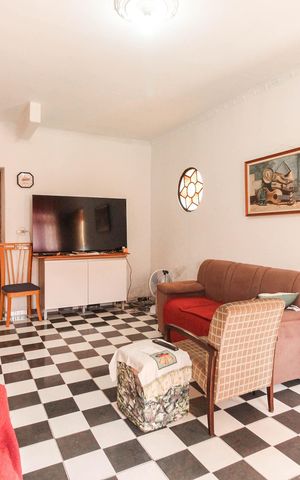 Casa à venda com 450m², 5 quartos e 3 vagas Casa à venda com 450m², 5 quartos e 3 vagasSala