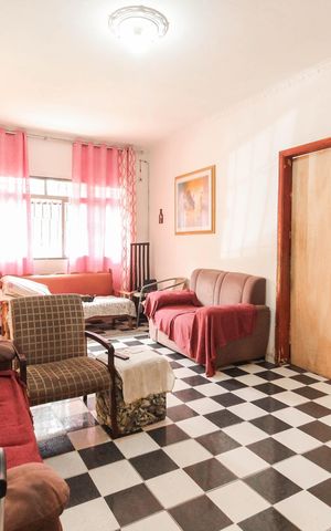 Casa à venda com 450m², 5 quartos e 3 vagas Casa à venda com 450m², 5 quartos e 3 vagasSala