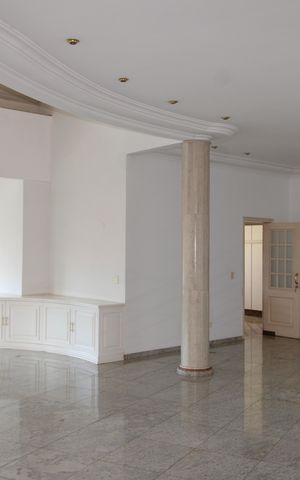 Casa à venda com 700m², 4 quartos e 3 vagasSala