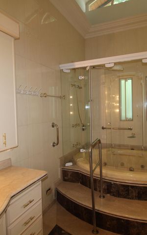 Casa à venda com 700m², 4 quartos e 3 vagasQuarto 1 - Banheiro