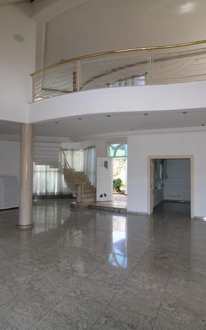 Casa à venda com 700m², 4 quartos e 3 vagasSala