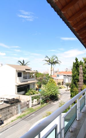 Casa à venda com 700m², 4 quartos e 3 vagasQuarto 3 - Varanda