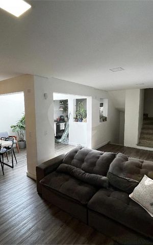 Casa de condomínio à venda com 242m², 3 quartos e 2 vagas