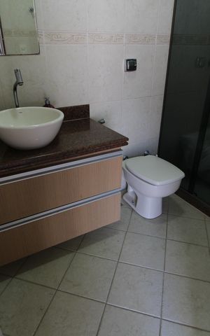 Casa de condomínio à venda com 271m², 4 quartos e 4 vagasBanheiro Social 2