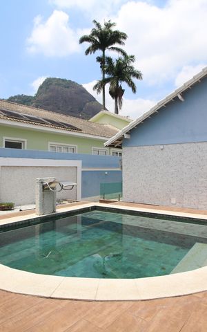 Casa de condomínio à venda com 271m², 4 quartos e 4 vagasÁrea Externa