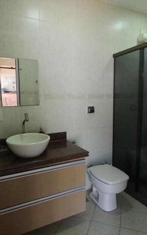 Casa de condomínio à venda com 271m², 4 quartos e 4 vagasBanheiro Social 2
