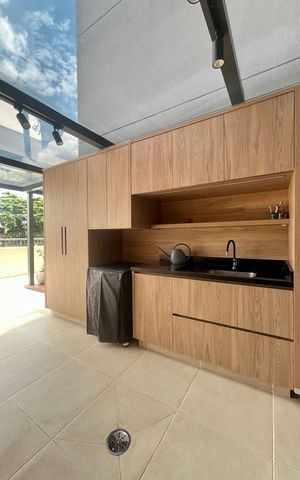 Apartamento à venda com 228m², 3 quartos e 2 vagas Apartamento à venda com 228m², 3 quartos e 2 vagasÁrea de Serviço