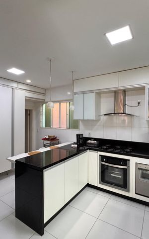Casa de condomínio à venda com 450m², 4 quartos e 3 vagas Casa de condomínio à venda com 450m², 4 quartos e 3 vagasCozinha