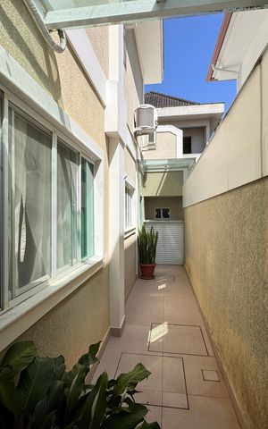 Casa de condomínio à venda com 450m², 4 quartos e 3 vagas Casa de condomínio à venda com 450m², 4 quartos e 3 vagasÁrea externa