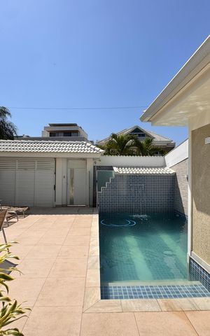 Casa de condomínio à venda com 450m², 4 quartos e 3 vagas Casa de condomínio à venda com 450m², 4 quartos e 3 vagasÁrea externa