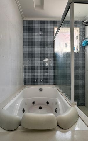Casa de condomínio à venda com 450m², 4 quartos e 3 vagas Casa de condomínio à venda com 450m², 4 quartos e 3 vagasSuíte 4 - Banheiro