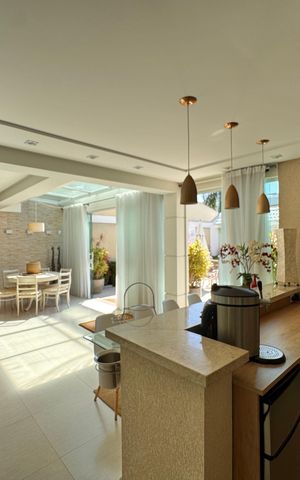 Casa de condomínio à venda com 450m², 4 quartos e 3 vagas Casa de condomínio à venda com 450m², 4 quartos e 3 vagasÁrea externa