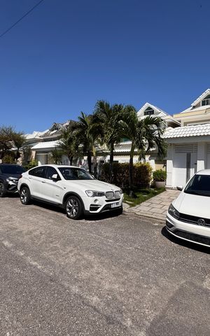 Casa de condomínio à venda com 450m², 4 quartos e 3 vagas Casa de condomínio à venda com 450m², 4 quartos e 3 vagasFachada
