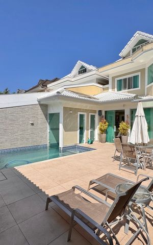 Casa de condomínio à venda com 450m², 4 quartos e 3 vagas Casa de condomínio à venda com 450m², 4 quartos e 3 vagasÁrea externa