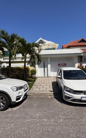 Casa de condomínio à venda com 450m², 4 quartos e 3 vagas Casa de condomínio à venda com 450m², 4 quartos e 3 vagasFachada
