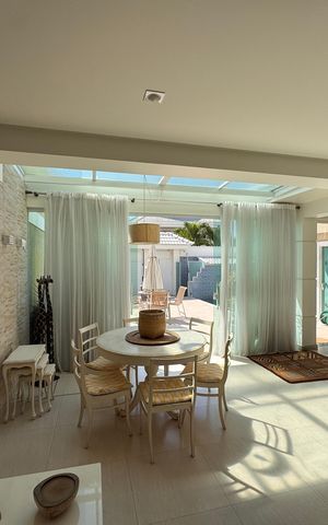 Casa de condomínio à venda com 450m², 4 quartos e 3 vagas Casa de condomínio à venda com 450m², 4 quartos e 3 vagasÁrea externa