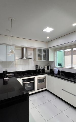 Casa de condomínio à venda com 450m², 4 quartos e 3 vagas Casa de condomínio à venda com 450m², 4 quartos e 3 vagasCozinha