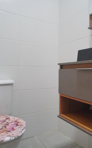 Casa de condomínio à venda com 48m², 2 quartos e 2 vagasBanheiro