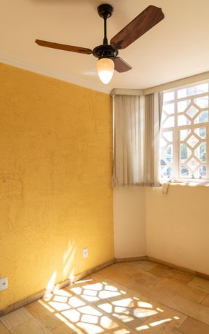 Casa de condomínio à venda com 326m², 4 quartos e 6 vagas Casa de condomínio à venda com 326m², 4 quartos e 6 vagasSala de TV