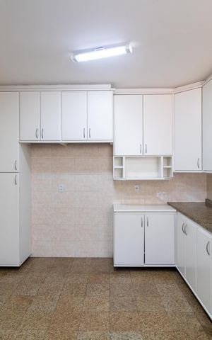 Casa de condomínio à venda com 326m², 4 quartos e 6 vagas Casa de condomínio à venda com 326m², 4 quartos e 6 vagasCozinha