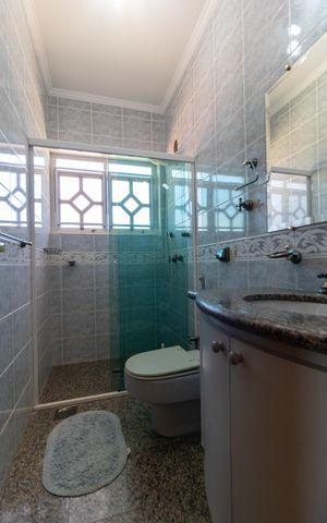 Casa de condomínio à venda com 326m², 4 quartos e 6 vagas Casa de condomínio à venda com 326m², 4 quartos e 6 vagasBanheiro