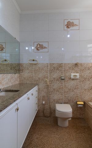 Casa de condomínio à venda com 326m², 4 quartos e 6 vagas Casa de condomínio à venda com 326m², 4 quartos e 6 vagasBanheiro da Suíte 01