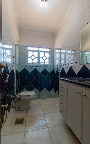 Casa de condomínio à venda com 326m², 4 quartos e 6 vagas Casa de condomínio à venda com 326m², 4 quartos e 6 vagasBanheiro da Suíte 02