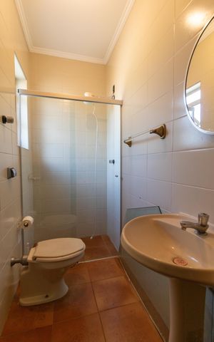 Casa de condomínio à venda com 326m², 4 quartos e 6 vagas Casa de condomínio à venda com 326m², 4 quartos e 6 vagasBanheiro de Serviço