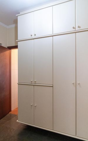 Casa de condomínio à venda com 326m², 4 quartos e 6 vagas Casa de condomínio à venda com 326m², 4 quartos e 6 vagasQuarto de Serviço