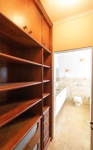 Casa de condomínio à venda com 326m², 4 quartos e 6 vagas Casa de condomínio à venda com 326m², 4 quartos e 6 vagasCloset da Suíte 01