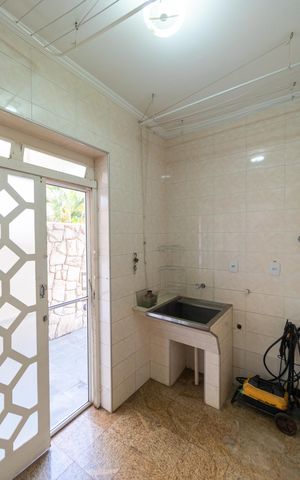 Casa de condomínio à venda com 326m², 4 quartos e 6 vagas Casa de condomínio à venda com 326m², 4 quartos e 6 vagasÁrea de Serviço