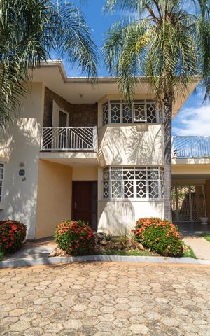 Casa de condomínio à venda com 326m², 4 quartos e 6 vagas Casa de condomínio à venda com 326m², 4 quartos e 6 vagasFachada