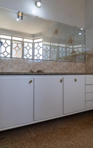 Casa de condomínio à venda com 326m², 4 quartos e 6 vagas Casa de condomínio à venda com 326m², 4 quartos e 6 vagasBanheiro da Suíte 01