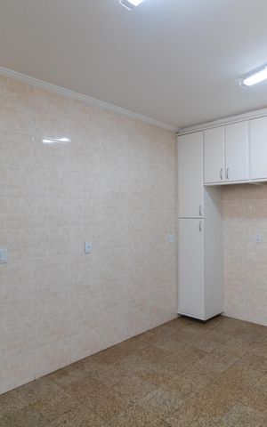 Casa de condomínio à venda com 326m², 4 quartos e 6 vagas Casa de condomínio à venda com 326m², 4 quartos e 6 vagasCozinha