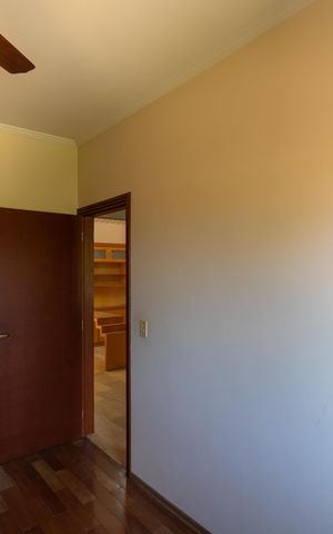Casa de condomínio à venda com 326m², 4 quartos e 6 vagas Casa de condomínio à venda com 326m², 4 quartos e 6 vagasQuarto 01