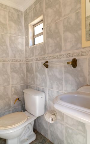 Casa de condomínio à venda com 326m², 4 quartos e 6 vagas Casa de condomínio à venda com 326m², 4 quartos e 6 vagasLavabo da área externa