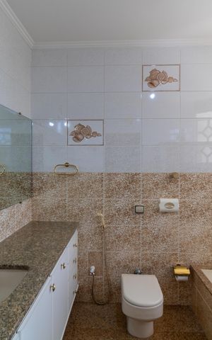 Casa de condomínio à venda com 326m², 4 quartos e 6 vagas Casa de condomínio à venda com 326m², 4 quartos e 6 vagasBanheiro da Suíte 01