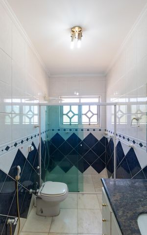Casa de condomínio à venda com 326m², 4 quartos e 6 vagas Casa de condomínio à venda com 326m², 4 quartos e 6 vagasBanheiro da Suíte 02